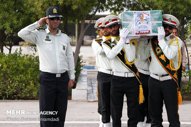 مراسم تشییع پیکر سروان شهید حجت الله دشتبانی در بندرعباس