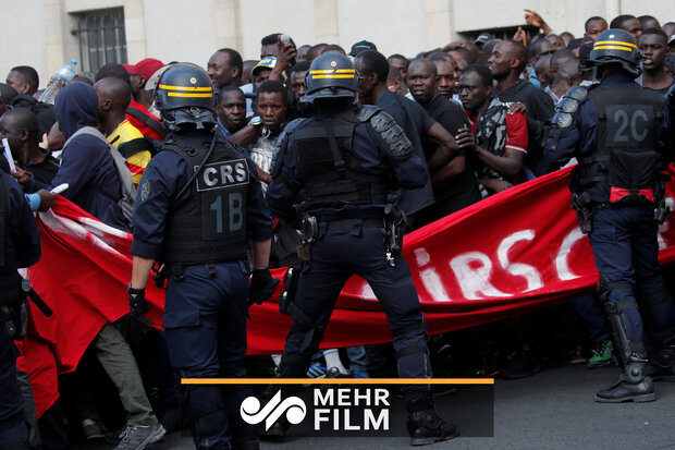 VIDEO: 'Black vest' protesters storm Pantheon in Paris