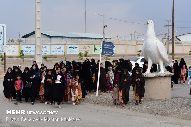 پیاده روی خانوادگی به مناسبت دهه کرامت در شهرستان مهرستان