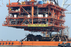 Installing giant platform at South Pars gas field 