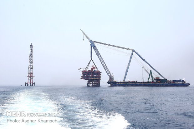 Installing giant drilling rig at South Pars gas field 