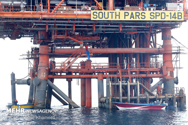 Installing giant drilling rig at South Pars gas field 