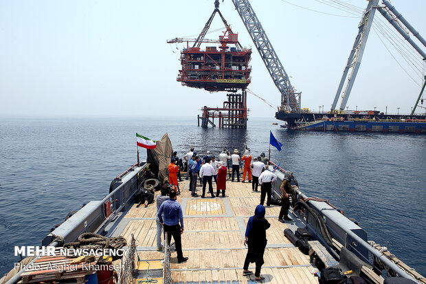 Installing giant drilling rig at South Pars gas field 