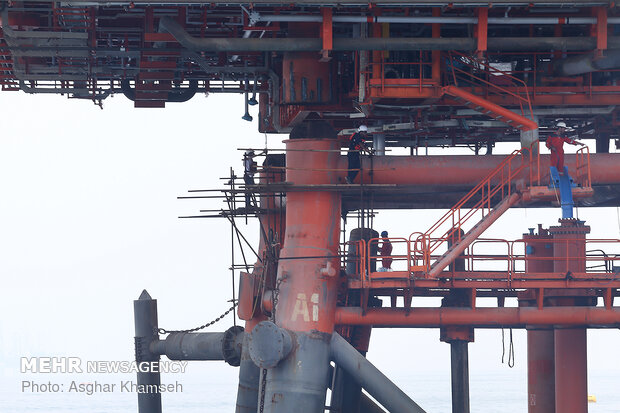 Installing giant drilling rig at South Pars gas field 