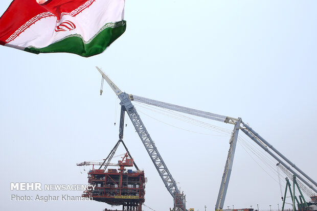 Installing giant drilling rig at South Pars gas field 