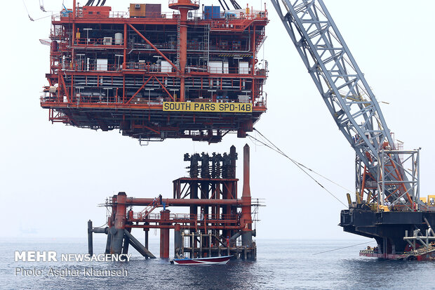 Installing giant drilling rig at South Pars gas field 