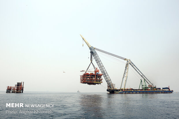 Installing giant drilling rig at South Pars gas field 