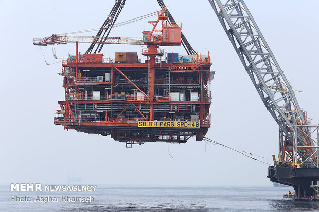 Installing giant drilling rig at South Pars gas field 