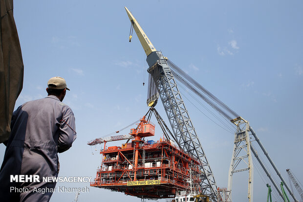 Installing giant drilling rig at South Pars gas field 