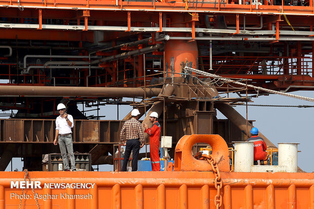 Installing giant drilling rig at South Pars gas field 