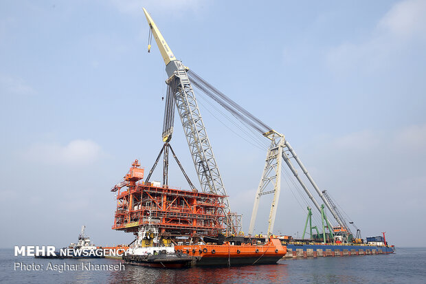 Installing giant drilling rig at South Pars gas field 