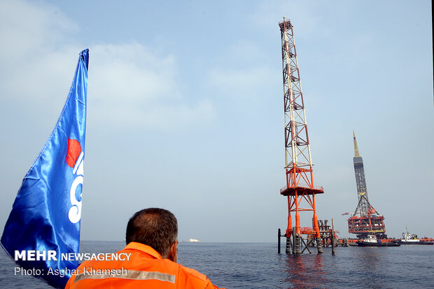 Installing giant drilling rig at South Pars gas field 