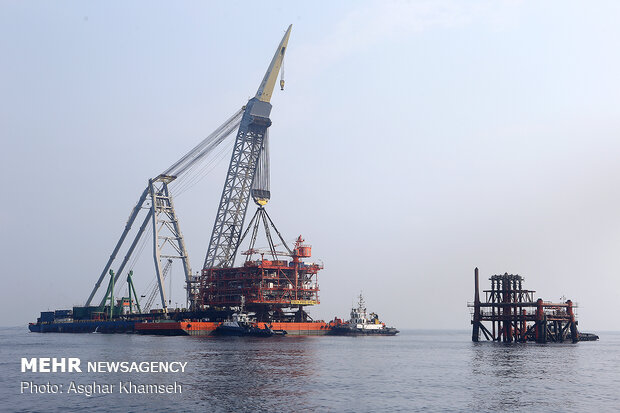 Installing giant drilling rig at South Pars gas field 