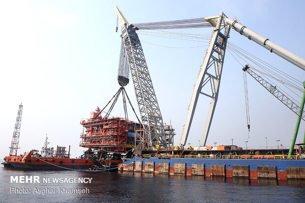 Installing giant drilling rig at South Pars gas field 