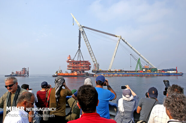 Installing giant drilling rig at South Pars gas field 