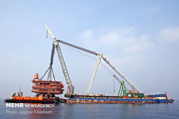 Installing giant drilling rig at South Pars gas field 