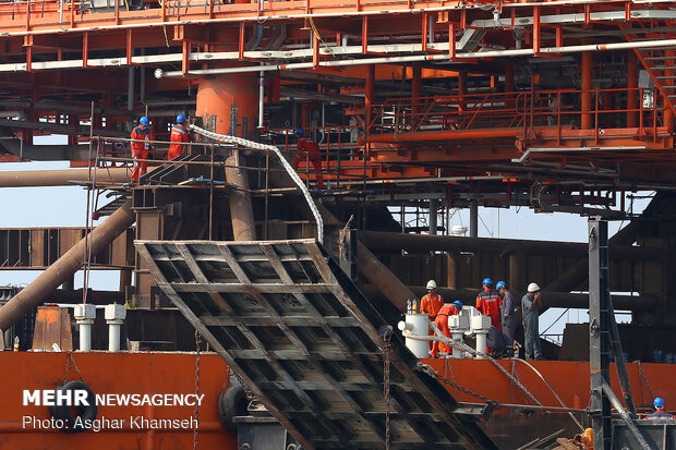 Installing giant drilling rig at South Pars gas field 