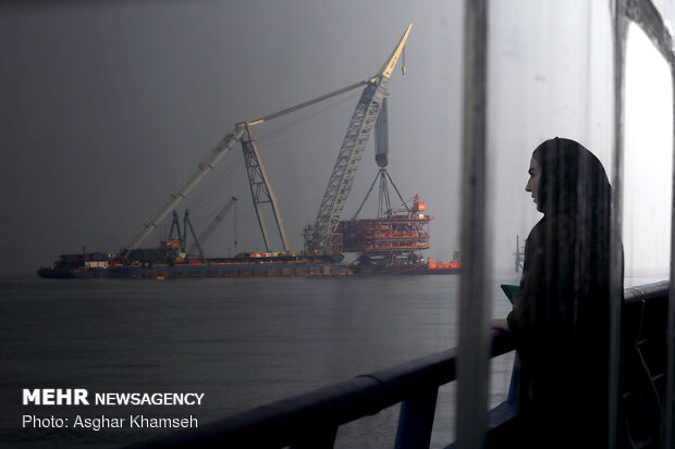 Installing giant drilling rig at South Pars gas field 