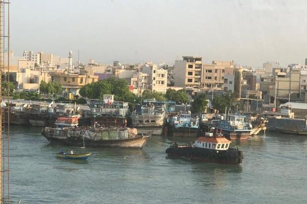 نجات موتور لنجی با ۶ نفر خدمه  از  خطر غرق شدن در گناوه