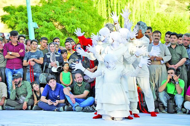 Culture minister hails role Mariwan street theater fest. plays in promoting cultural pluralism, tourism 