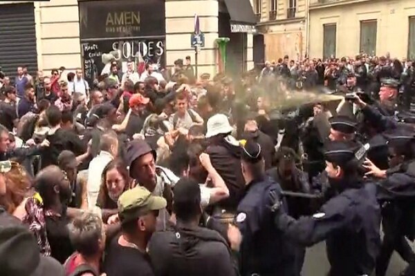 VIDEO: French Pres. Emmanuel Macron gets booed by protesters 