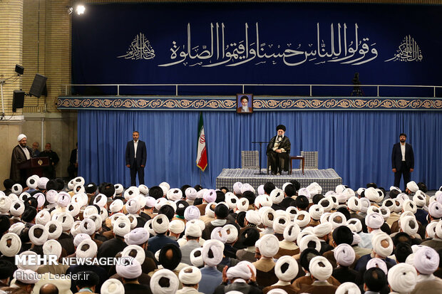 استقبال قائد الثورة الاسلامية لحشد من أئمة الجمعة 