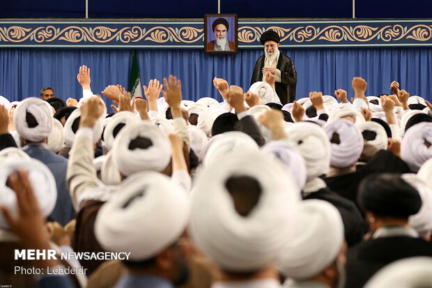استقبال قائد الثورة الاسلامية لحشد من أئمة الجمعة 