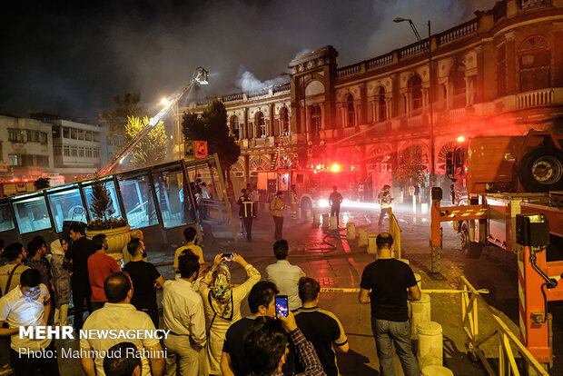 آتش‌سوزی انبار کالا در میدان حسن‌آباد