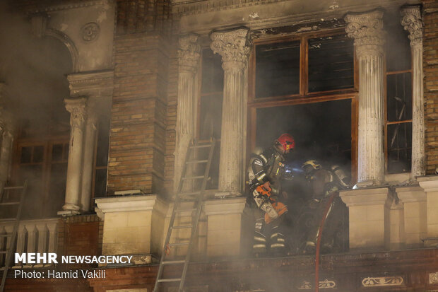 آتش‌سوزی انبار کالا در میدان حسن‌آباد