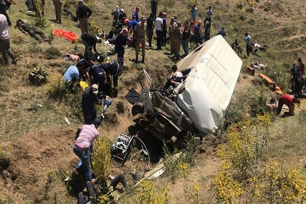 Van'da düzensiz göçmenleri taşıyan minibüs devrildi
