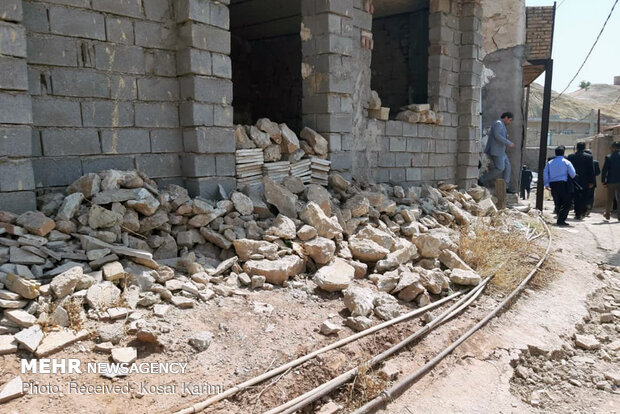 بازدید جمعی از مقامات کشوری از مناطق زلزله‌زده مسجدسلیمان