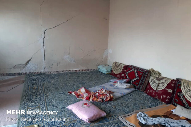 بازدید جمعی از مقامات کشوری از مناطق زلزله‌زده مسجدسلیمان