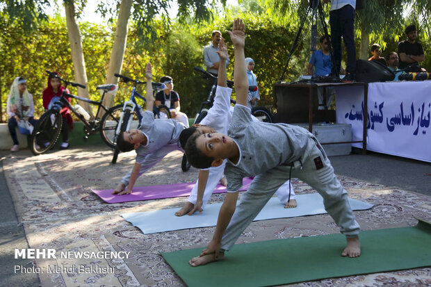 Families in Qom take a free walking tour