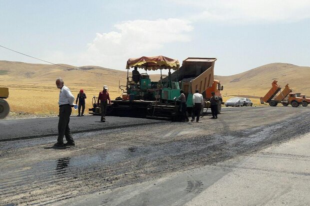 پروژه راهسازی چشمه چاهی شهرستان سیروان تکمیل می شود