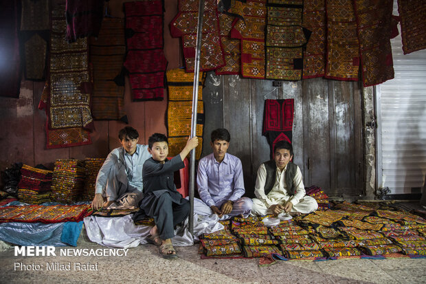 Afghan immigrants do business in Zahedan market