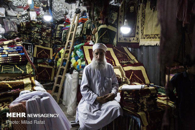 Afghan immigrants do business in Zahedan market