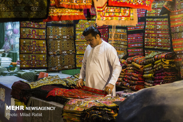 Afghan immigrants do business in Zahedan market