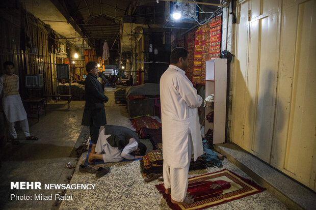 Afghan immigrants do business in Zahedan market