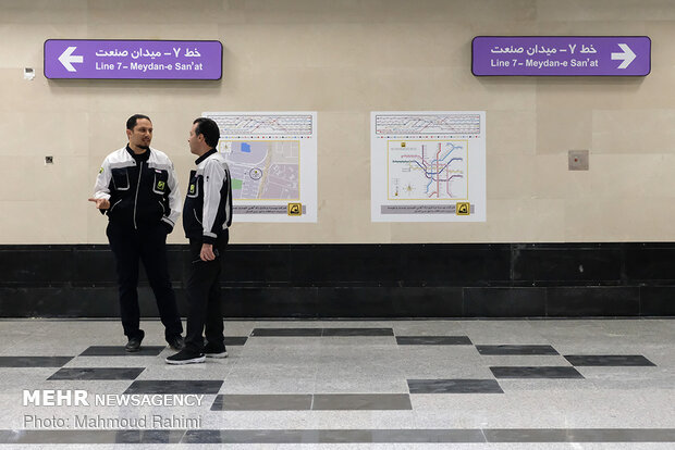 شبگردی اصحاب رسانه در خط 7 مترو تهران