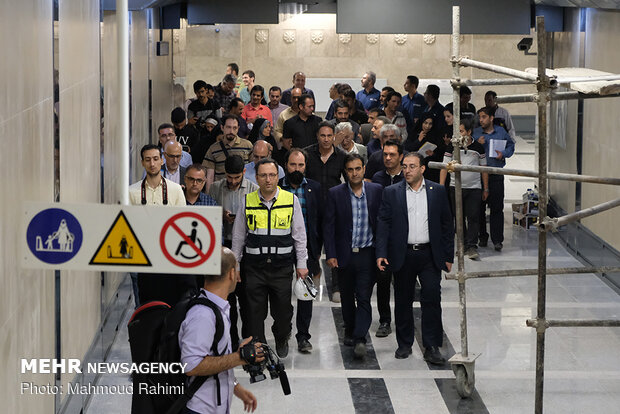 شبگردی اصحاب رسانه در خط 7 مترو تهران