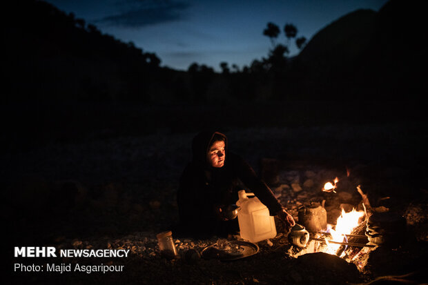 روستاییان در روستای دره رزگه به هنگام غروب خورشید، آتش روشن میکنند تا از نور آن استفاده کنند