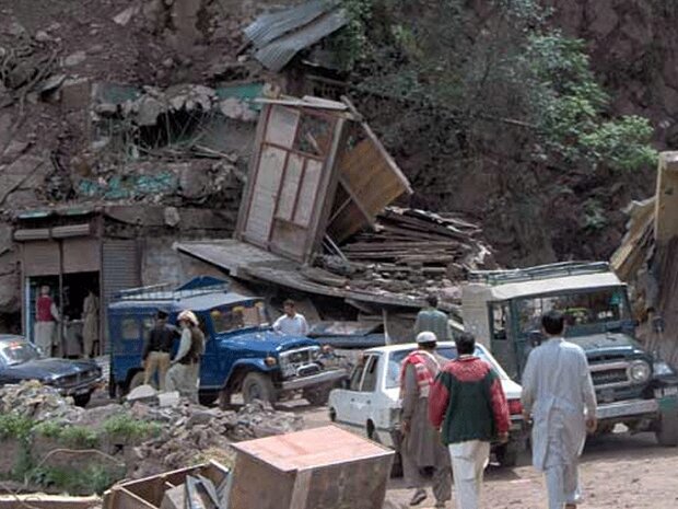 ناران کے سیاحتی مقام پر لینڈ سلائیڈنگ سے سیکڑوں سیاح پھنس گئے ناران کے سیاحتی مقام پر لینڈ سلائیڈنگ سے سیکڑوں سیاح پھنس گئے