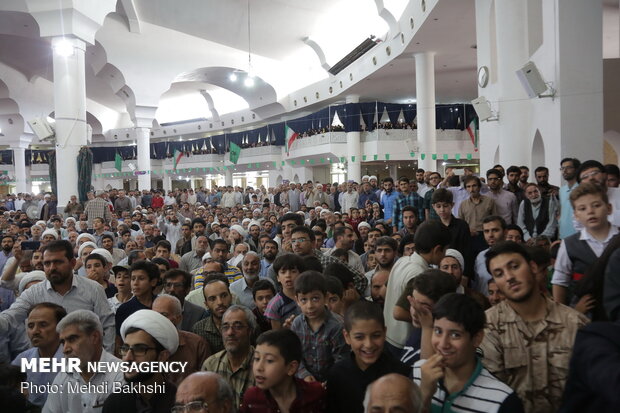 تقدیر از عوامل سریال گاندو در نماز جمعه قم‎