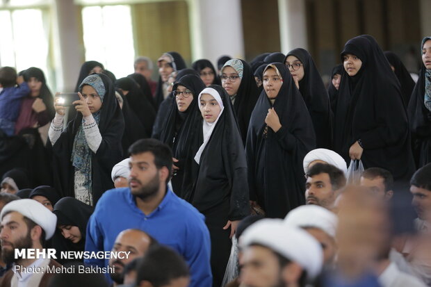 تقدیر از عوامل سریال گاندو در نماز جمعه قم‎