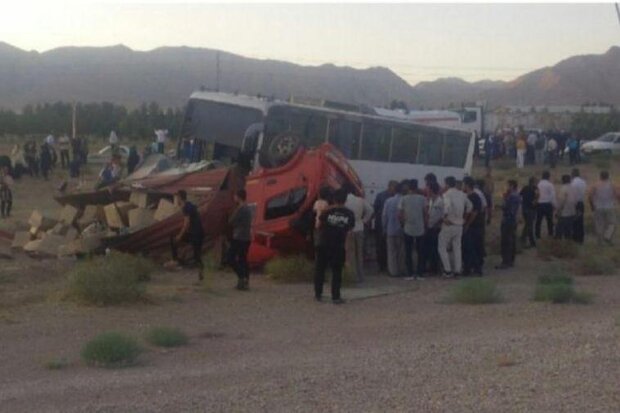 تصادف اتوبوس و کامیون در شاهرود ۱۱ مصدوم برجای گذاشت