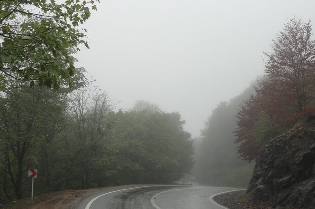 مه غلیظ جاده های زنجان را فرا گرفته است 