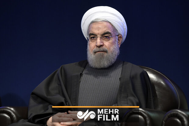 اظهارات روحانی درباره انتقاد از دولت/ به منتقدان جایزه هم دادیم