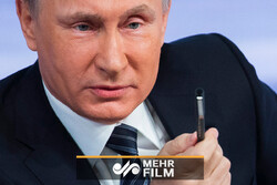 VIDEO: Russia's Putin takes a dive in submarine