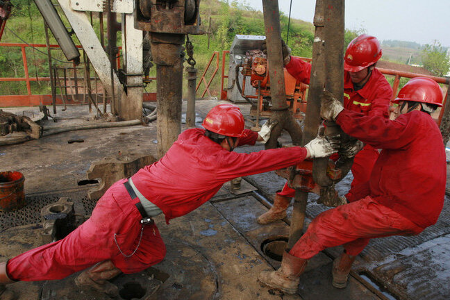 حفر و تکمیل ۴۵ حلقه چاه نفت و گاز در مناطق خشکی و دریایی کشور
