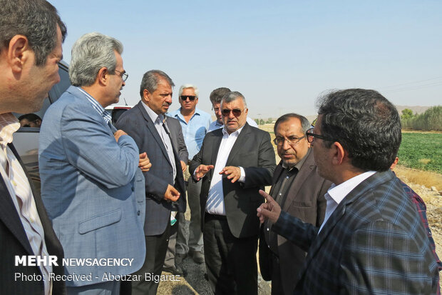 Officials inspect progress of Lar-Jahrom road